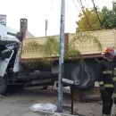 (Video) Un camin se qued sin frenos y termin dentro de una gomera en Godoy Cruz
