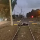 Una motociclista cay sobre las vas del tren, se golpe en la cabeza y muri