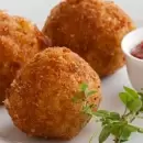Una receta econ�mica y f�cil, bolitas de arroz con queso para la cena