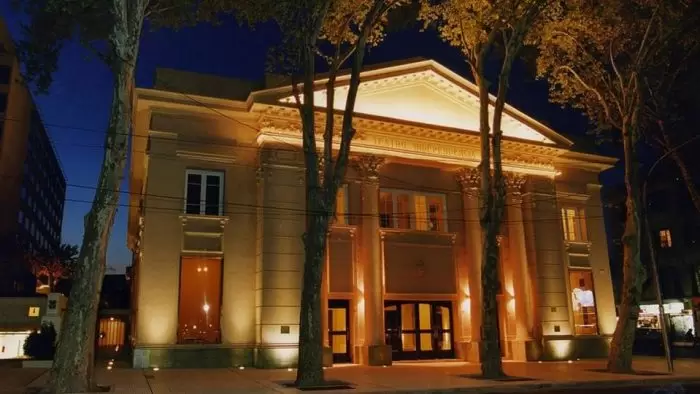 teatro-independencia-iluminado-2-700x394