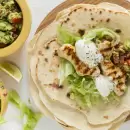 Una receta ligera y saludable, la mejor forma de hacer unos wraps de pollo y salsa de aguacate