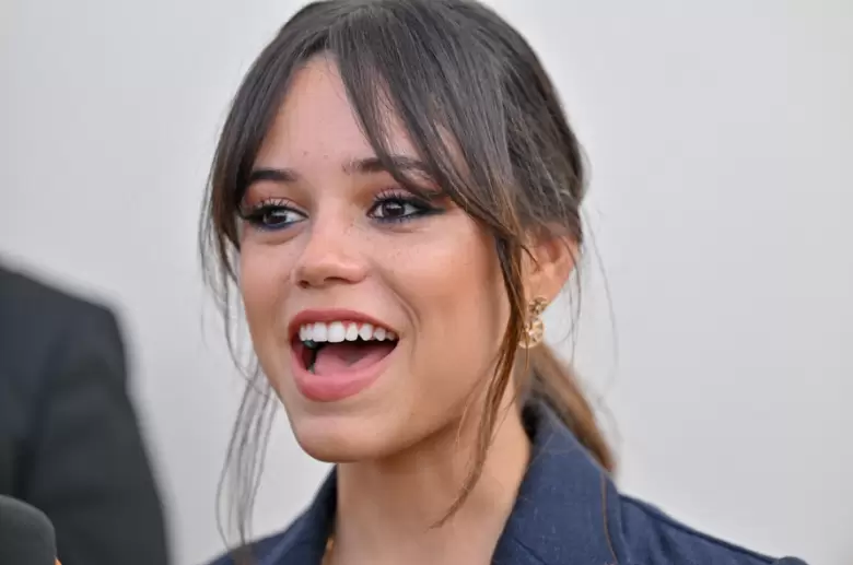jenna ortega flequillo cortina