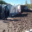 Un cami�n repleto de papas volc� en Las Catitas y su conductor sufri� heridas