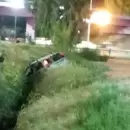 (Video) Un conductor perdi� el dominio de su auto y cay� a un zanj�n en Godoy Cruz