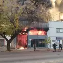 Fotos y videos: Se incendi� un enorme dep�sito de caucho y goma en el ingreso a Capital