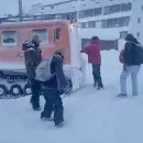 (Video) Efectivos de la Gendarmer�a rescataron a otras dos personas varadas en Los Penitentes