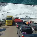 Alta montaa invadida: Marea de turistas y camiones en un domingo con mucha nieve en Mendoza