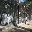 Un jurado vecinal de Capital "condenó" a un hombre por pintar graffitis en el portón de un colegio