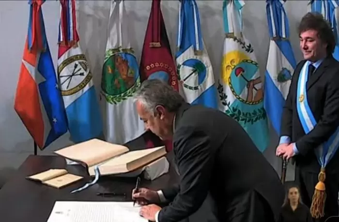 Cornejo firma el Pacto de Mayo