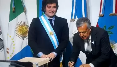 Cornejo firma el Pacto de Mayo
