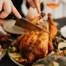 Novedoso: el truco casero para aprovechar los huesos de pollo