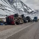 Impactante vuelco de un cami�n brasile�o en la ruta 7: El acompa�ante result� herido