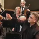 El sorprendente parecido f�sico del director de la Filarm�nica con una gloria del rock nacional