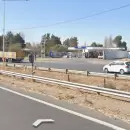 Conduc�a ebrio, se le revent� una cubierta y choc� contra una estaci�n de servicio