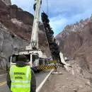 (Video) Removieron y extrajeron el camión brasileño que cayó por un barranco en la ruta 7
