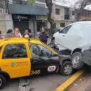(Video) Tremendo choque dej� a un taxista herido en una transitada esquina de Capital