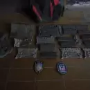 Intentaron evadir a la policía y los capturaron: Llevaban placas de bronce robadas
