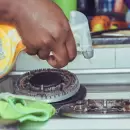 El trucazo perfecto para lavar los quemadores de la cocina y quitarles la grasa pegada