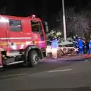 Grave accidente frente al Shopping: Un autom�vil qued� incrustado en un poste de energ�a