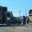 Un micro se quedó sin frenos y chocó a dos vehículos en una transitada esquina de Las Heras