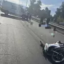 Un motociclista se estrelló contra un auto en el Acceso Este y murió en el acto