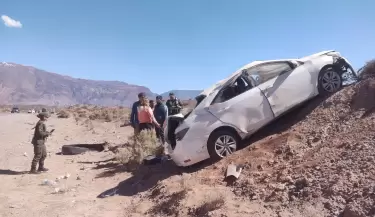 Vuelco de auto en Alta Monta�a