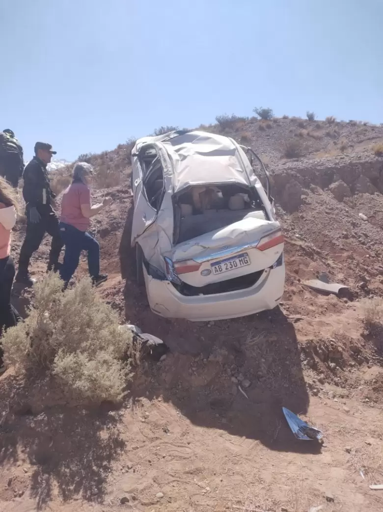 Vuelco de auto en Alta Monta�a