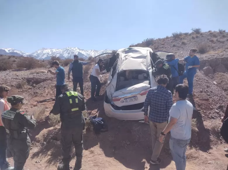 Vuelco de auto en Alta Monta�a