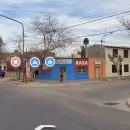 La amenaz� con un arma blanca y le rob� la mochila en una transitada esquina de Las Heras