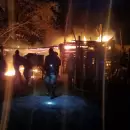 (Video) Rescataron en San Carlos a una familia completa por el incendio de una vivienda
