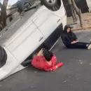 La impactante imagen de dos j�venes que sufrieron un vuelco en Godoy Cruz