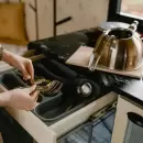 Con papel aluminio, el truco casero para devolverle el brillo a tus cubiertos