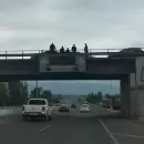 Dos polic�as le salvaron la vida a un hombre que quer�a arrojarse desde un puente en Maip�