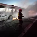 (Video) Un colectivo se incendi� por completo en la ruta 7, a la altura de Maip�
