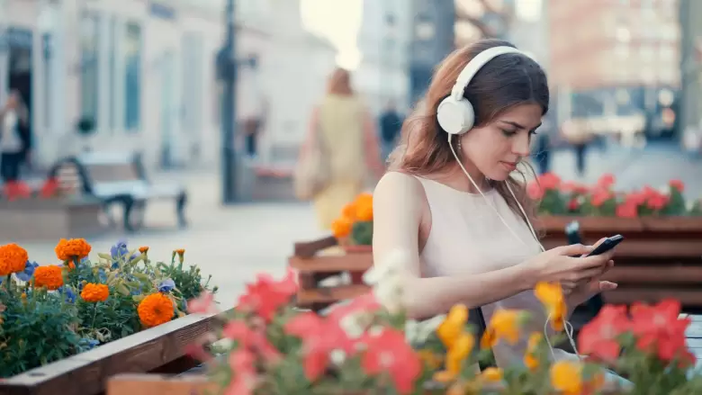 chica escuchando m�sica