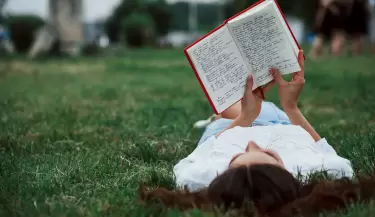 mujer leyendo