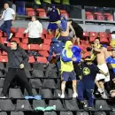 (Videos) Serios disturbios en el partido de Boca y Gimnasia: Riquelme tuvo que calmar la situaci�n