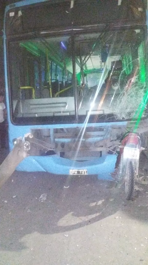 choque colectivo y moto en Las Heras