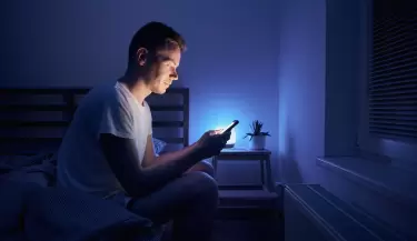 PERSONA CON TELEFONO CELULAR