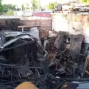 Feroz incendio en un garaje y taller mec�nico result� con p�rdidas materiales