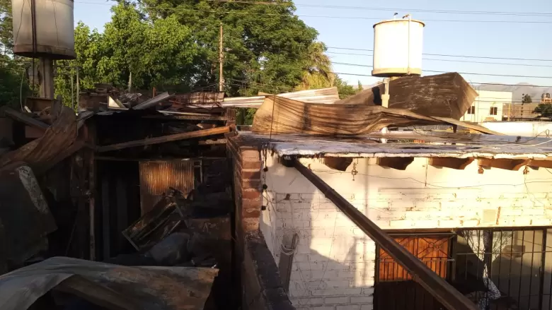 incendio en un taller mec�nico de Las Heras