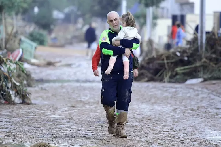 Rescate de una menor tras las inundaciones