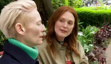 Almod�var estrena hoy su primer largometraje en ingl�s, protagonizado por Tilda Swinton y Julianne Moore