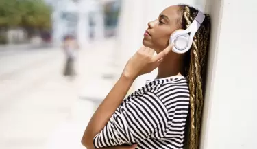 esccuchando musica