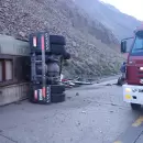 Rescatan a camionero mendocino atrapado tras un vuelco en alta monta�a