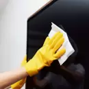 El truco casero para limpiar la pantalla de la tv y dejarla como nueva sin rayarla