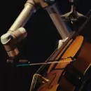 Un robot toca el violoncello con una orquesta. Las im�genes parecen ciencia ficci�n