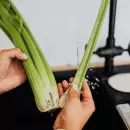 Estos son dos bebidas saludables con apio para desinflamar tu vientre de manera natural