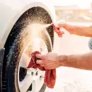 El truco casero infalible para dejar las llantas de tu auto como nuevas