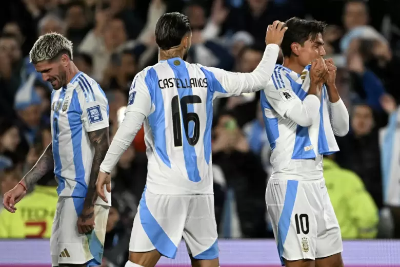 Taty Castellanos con Paulo Dybala en el partido ante Chile